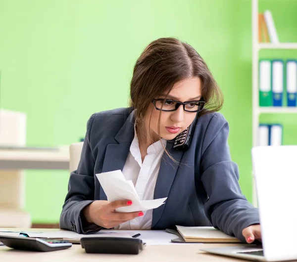 Gestora financiera femenina trabajando en la oficina — Foto de Stock