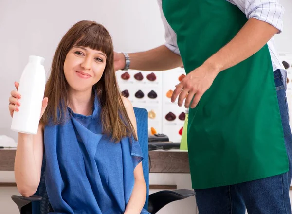 Jonge vrouw op bezoek bij jonge knappe kapper — Stockfoto