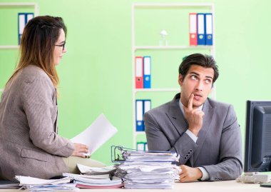 Ofiste çalışan iki meslektaşım.