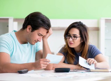 Genç aile kişisel finansla boğuşuyor