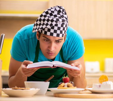 Adam evde pasta hazırlıyor.