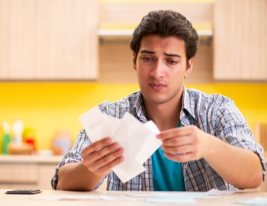 Bütçe planlama konseptinde genç bir koca