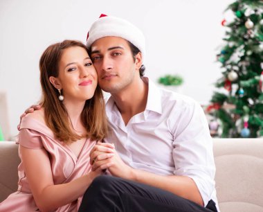 Adam Noel günü evlenme teklif ediyor.