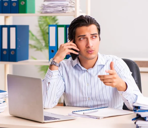 Junge Mitarbeiterin sitzt im Büro — Stockfoto