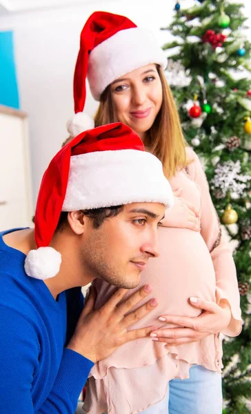 Schwangere Frau feiert Weihnachten mit Ehemann — Stockfoto