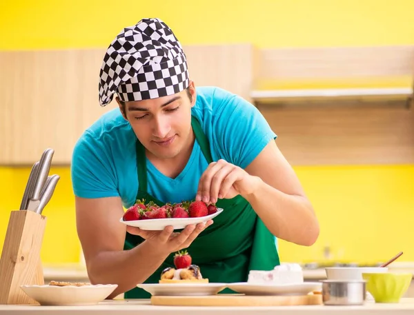 Hombre cocinar la preparación de pastel en la cocina en casa — Foto de Stock