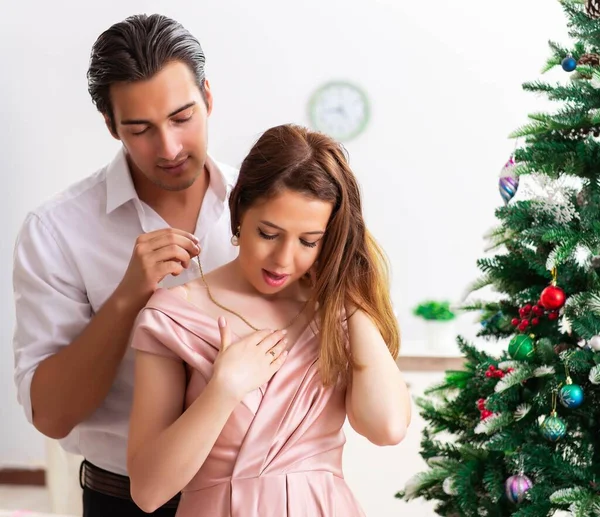 Young couple on romantic christmas date — Stock Photo, Image