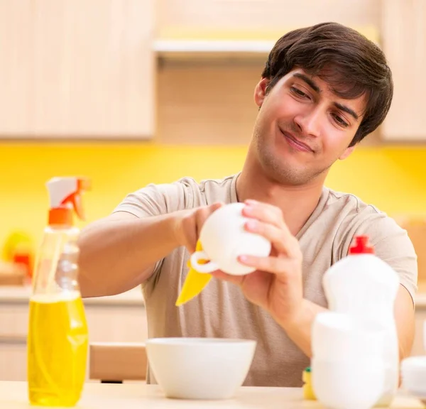 집에서 설거지를 하는 사람 — 스톡 사진