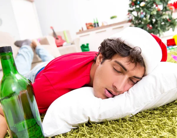 Νεαρός μεθυσμένος στο σπίτι μετά το χριστουγεννιάτικο πάρτι — Φωτογραφία Αρχείου