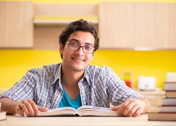 Estudiante preparándose para el examen sentado en la cocina — Foto de Stock