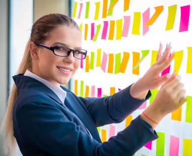 Çelişkili öncelikleri olan güzel bayan çalışan.