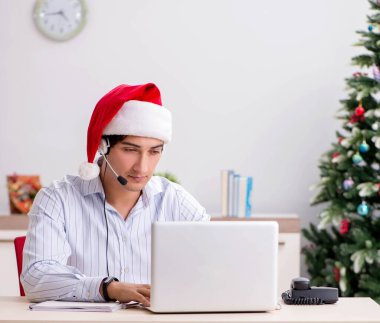 Telefonda yılbaşı indirimi sırasında telefon operatörü.