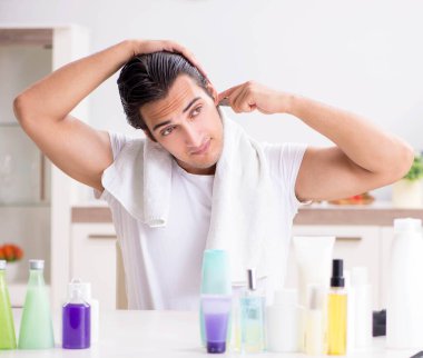 Tuvaletteki genç yakışıklı adam hijyen konseptinde.