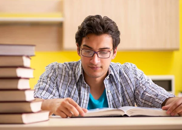 Estudiante preparándose para el examen sentado en la cocina — Foto de Stock