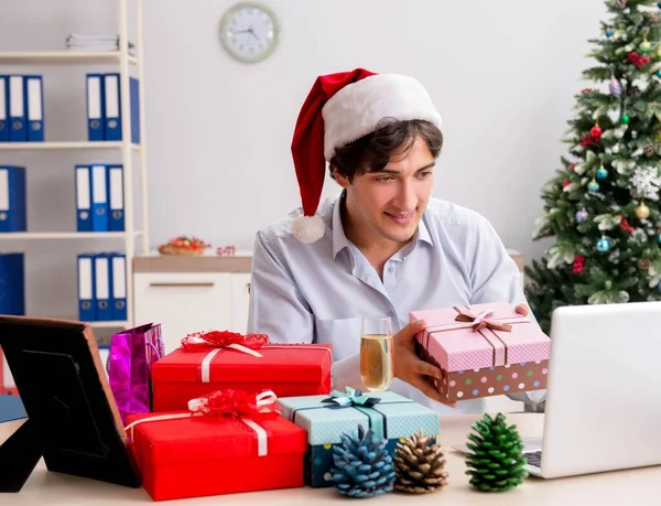Jovem empregado empresário no escritório conceito de Natal — Fotografia de Stock