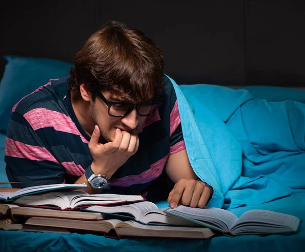 Νεαρός μαθητής που προετοιμάζεται για εξετάσεις τη νύχτα στο σπίτι — Φωτογραφία Αρχείου