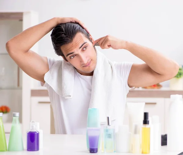 Joven hombre guapo en el baño en concepto de higiene —  Fotos de Stock