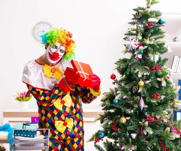 Zabawny clown w Boże Narodzenie celebracja koncepcja — Zdjęcie stockowe