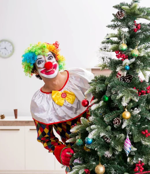 Rolig clown i jul firande koncept — Stockfoto