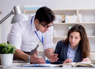 Öğretmen derste öğrenciye anlatıyor.