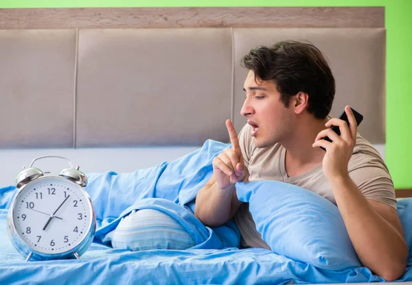 Uykusuzluk çeken bir adam.