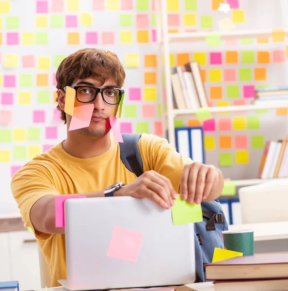 Estudante se preparando para exames com muitas prioridades conflitantes — Fotografia de Stock