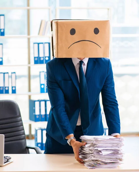 Uomo infelice con scatola invece della testa — Foto Stock