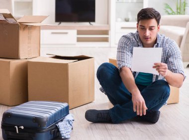 İşsiz bir adam haciz mektubu alıyor.