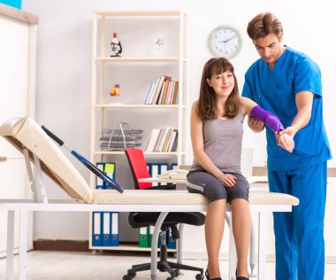 Genç tenisçi doktor travmatoloğu ziyaret ediyor.