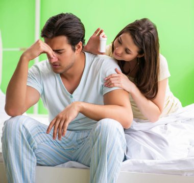 Kadın memnuniyeti için ilaç kullanan adam.