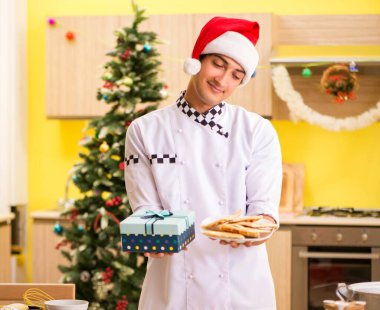 Noel arifesi mutfakta çalışan genç şef koca