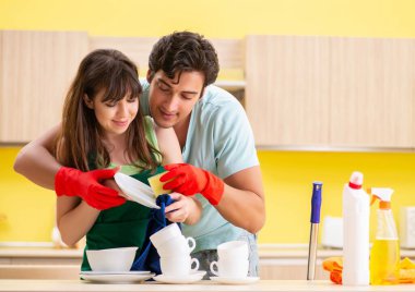 Mutfakta çalışan genç çift.