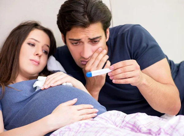 Jonge man zorgt voor zijn zwangere vrouw — Stockfoto