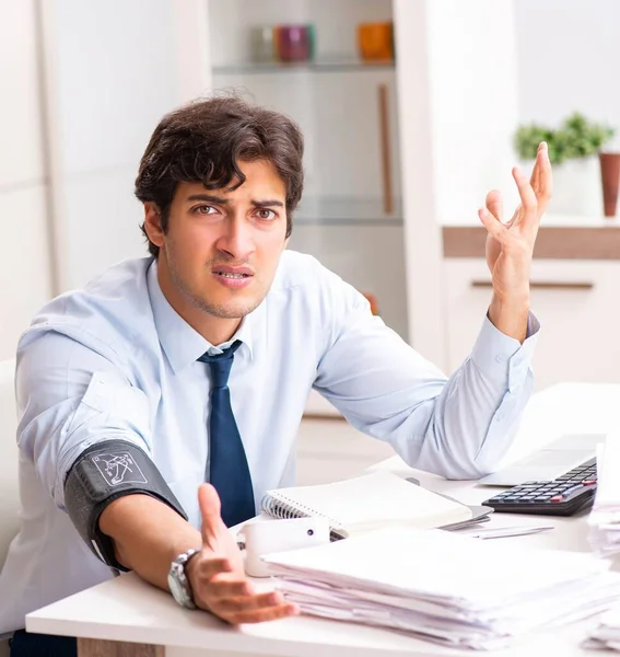 Man under stress mäter sitt blodtryck — Stockfoto