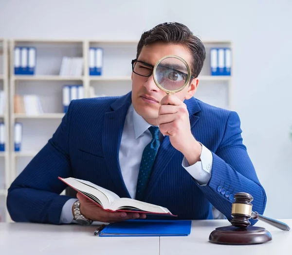 Advocaat werkt in zijn kantoor — Stockfoto