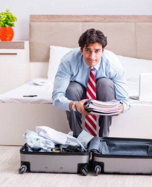 Genç yakışıklı iş adamı yolculuğa hazırlanıyor.