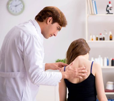 Kadın hasta, genç yakışıklı doktor masörünü ziyaret ediyor.