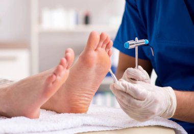 İşlem sırasında ayak tedavi uzmanı