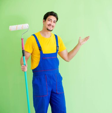 Genç ressam evde tadilat yapıyor.