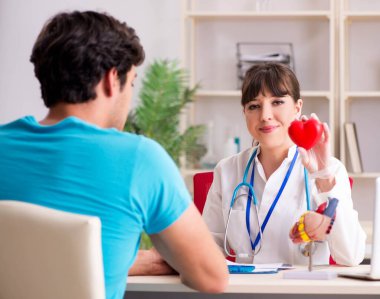 Genç hasta, doktor kardiyoloğu ziyaret ediyor.