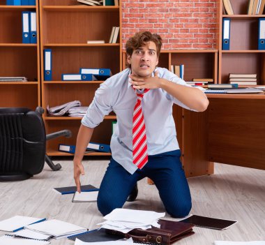 Ofiste oturan mutsuz iş adamı.