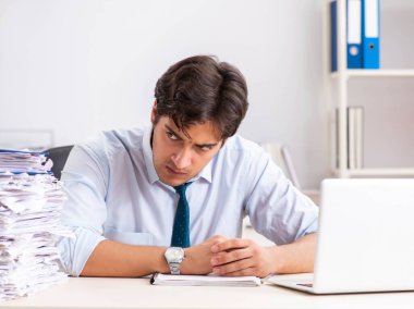 Çok fazla işi ve evrak işi olan yoğun bir çalışan.