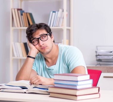 Genç yakışıklı öğrenci okul sınavlarına hazırlanıyor.