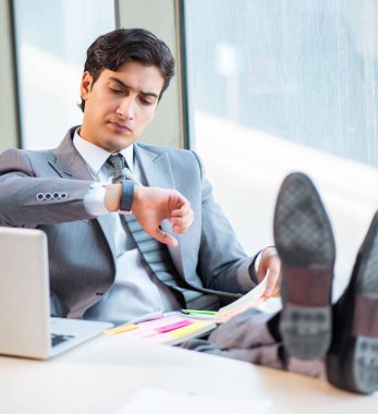 Ofiste çalışan başarılı genç bir işadamı.