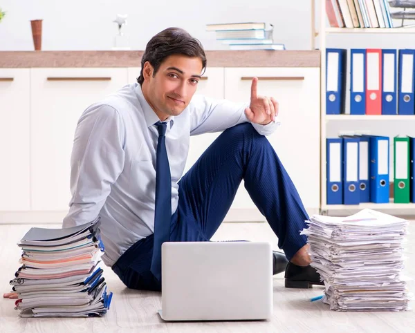 Funcionário extremamente ocupado trabalhando no escritório — Fotografia de Stock