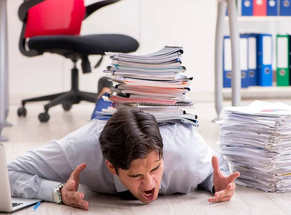 Funcionário extremamente ocupado trabalhando no escritório — Fotografia de Stock