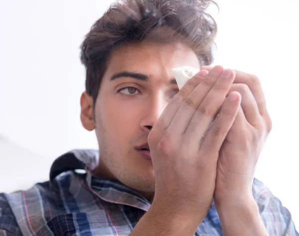 Drugsverslaafde die aan cocaïne snuift — Stockfoto