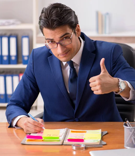 Junger schöner Mitarbeiter plant seine Arbeitstätigkeit — Stockfoto