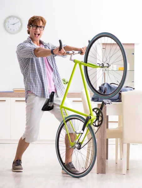 Studerande pendlar till universitetet med cykel — Stockfoto