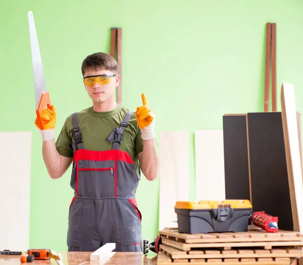 Joven carpintero trabajando en taller — Foto de Stock